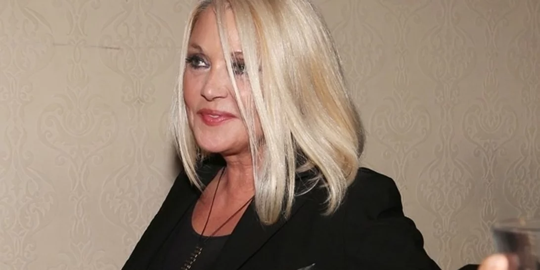 Ρούλα Κορομηλά | Mε παραδοσιακή φορεσιά και μακριά μαλλιά στο δημοτικό