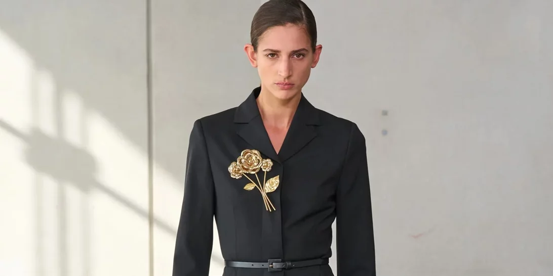 SS24 | Γιατί οι καρφίτσες έχουν επιστρέψει στην επικαιρότητα της μόδας