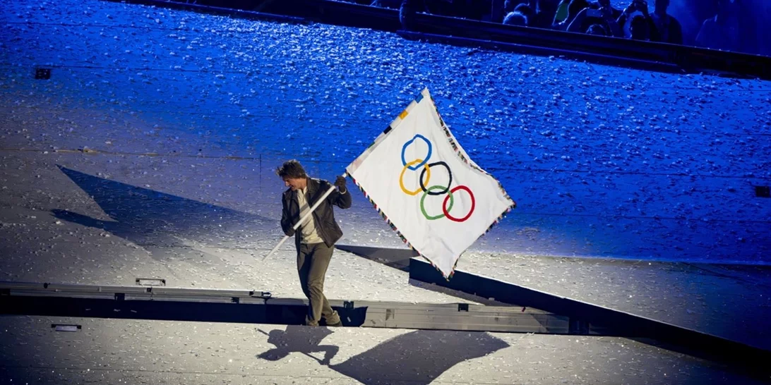 Tom Cruise | Το εντυπωσιακό stunt που έκανε στην Τελετή Λήξης στο Παρίσι