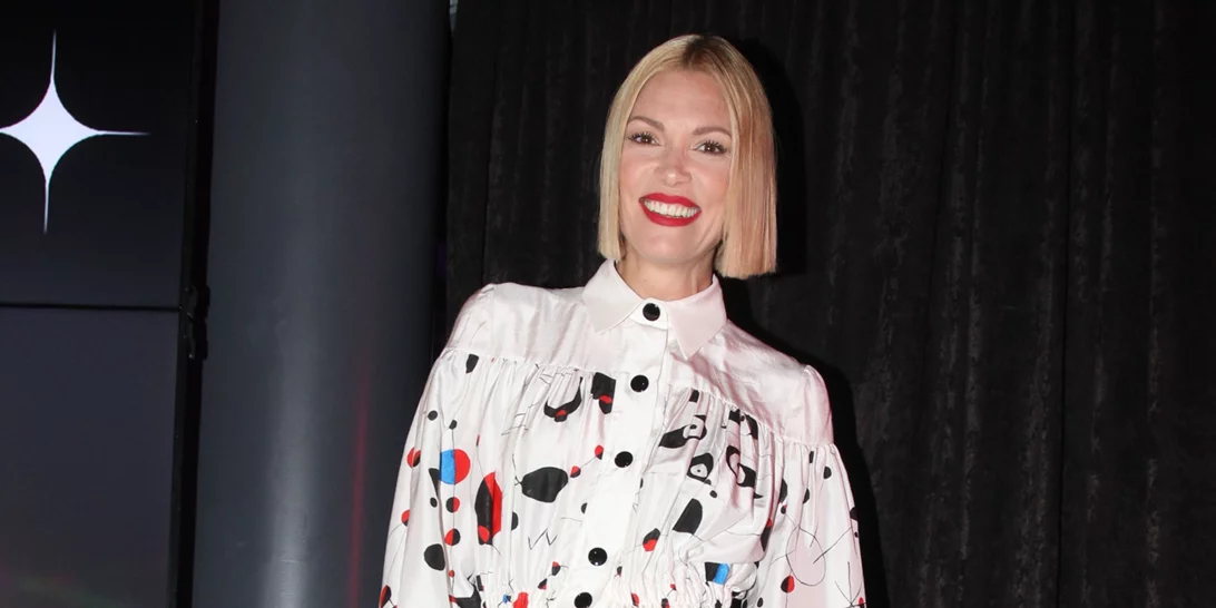 Over 40 | Η Βίκυ Καγιά φόρεσε τη μίνι φούστα με υποδειγματικό τρόπο