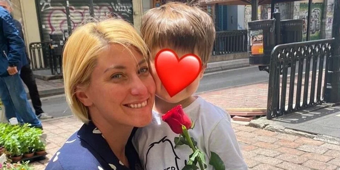 "Eίναι και τυχερός και άτυχος" | Η Σία Κοσιώνη εξηγεί γιατί είναι "εκνευριστική" τώρα που ο γιος της ξεκίνησε την Γ' Δημοτικού