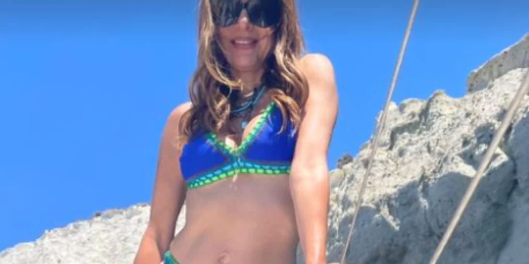 Χωρίς ρετούς | Η Δέσποινα Βανδή εντυπωσιάζει με μπικίνι στα 52 της