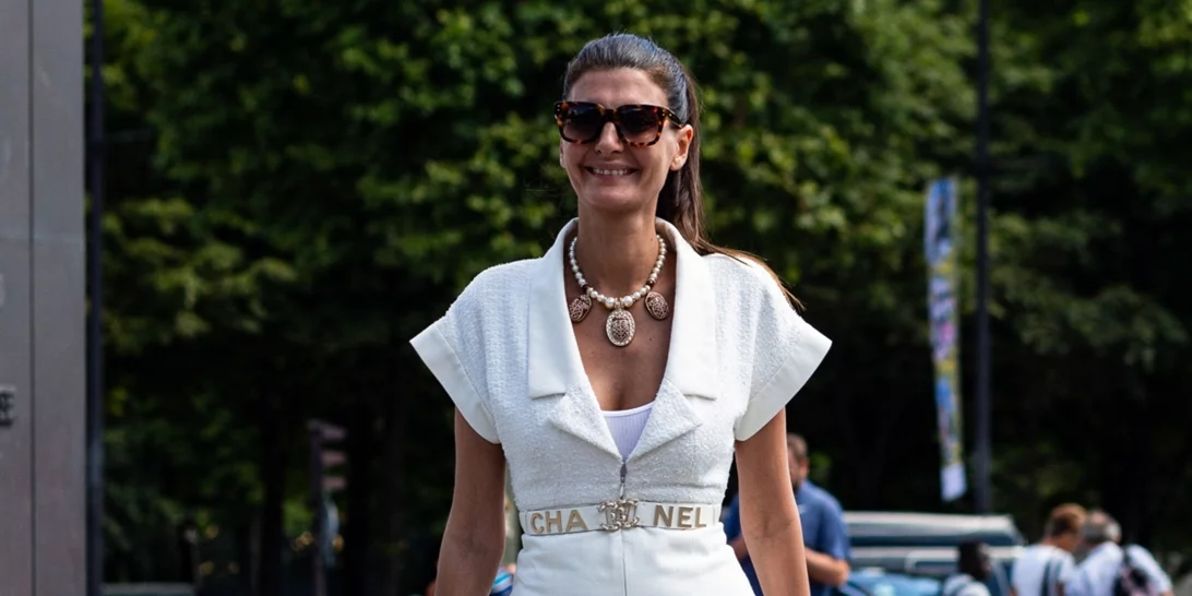 8 stylish σύνολα που θα αναδείξουν τη μαυρισμένη επιδερμίδα