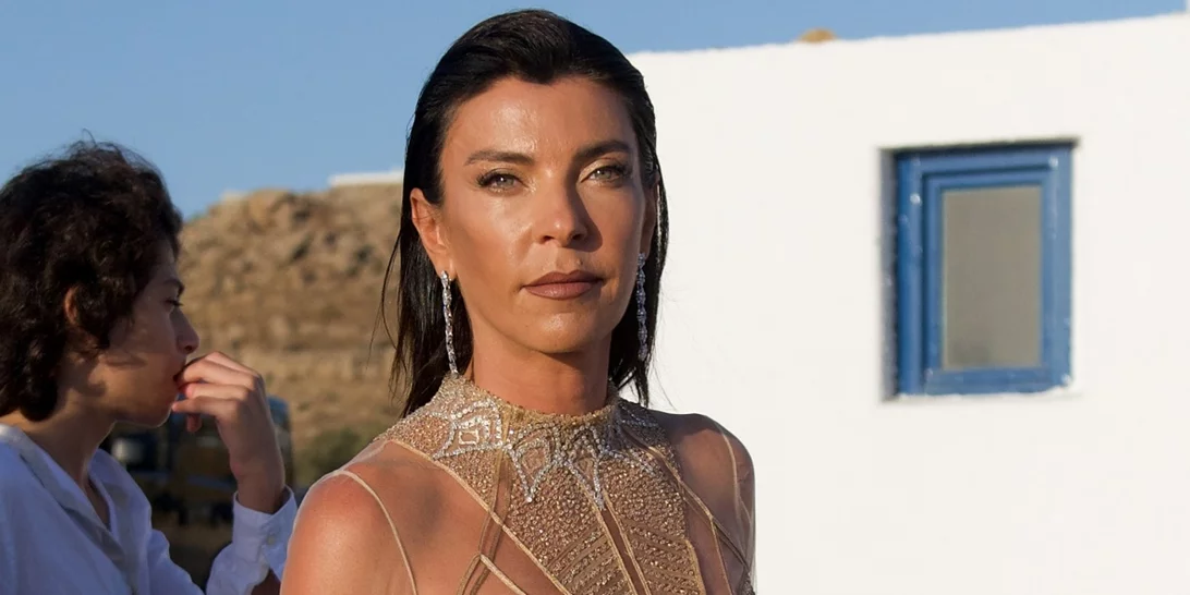 Μαρίνα Βερνίκου | Η βραδινή εμφάνιση της 17χρονης κόρης της με crop top και statement κοσμήματα