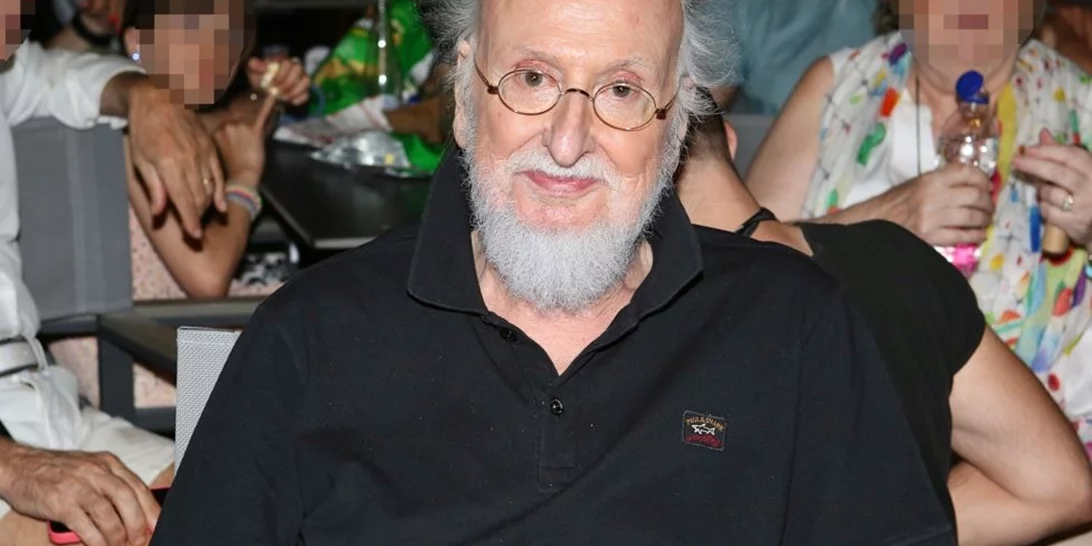 Ο Διονύσης Σαββόπουλος στο θέατρο με τη σύζυγό του - Τα ιδιαίτερα και super chic σκουλαρίκια της Άσπας Σαββοπούλου