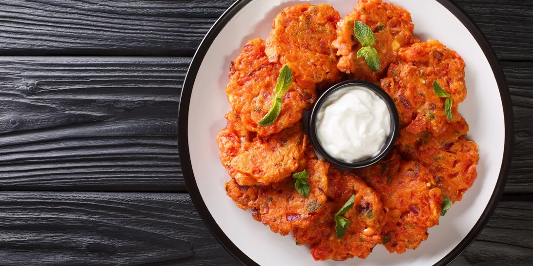 Οι ντοματοκεφτέδες Σαντορίνης του Άκη Πετρετζίκη που πρέπει να δοκιμάσεις