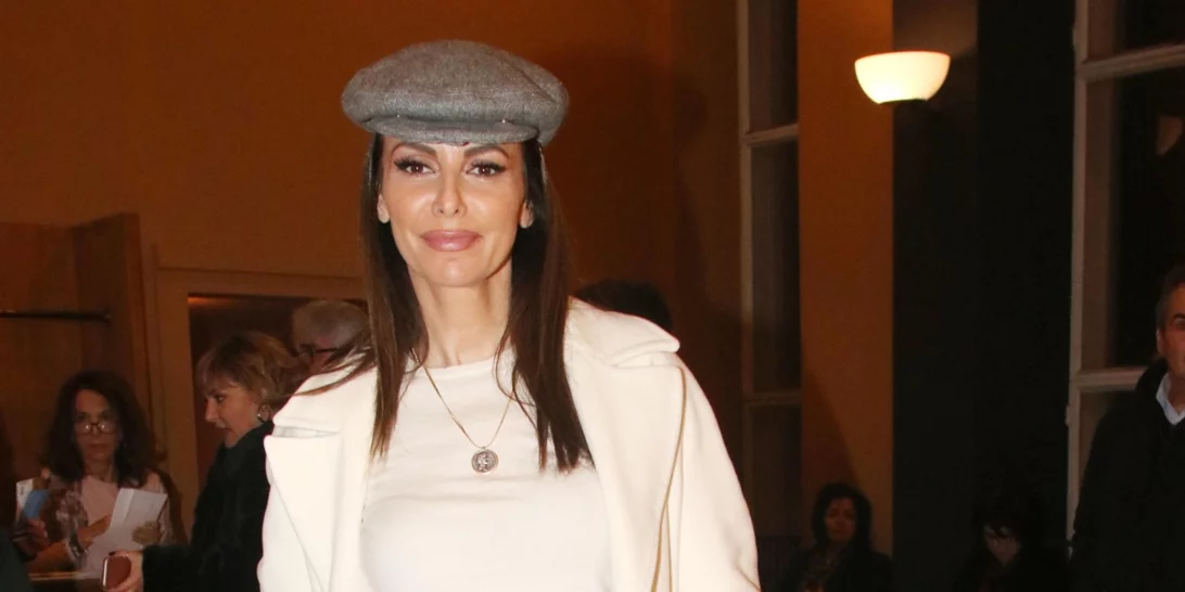 Άψογη κάθε μέρα | Η Μπέττυ Μαγγίρα φόρεσε το τέλειο κοστούμι για το γραφείο και τις εξόδους