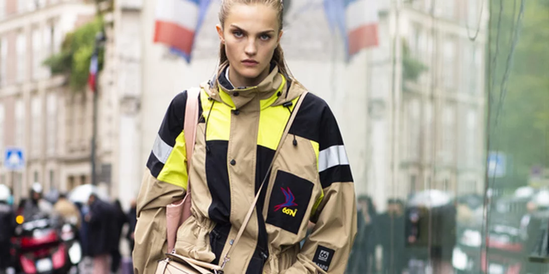 Mα ταιριάζουν αυτές οι μπότες με φούστα; Το "άσχημο" ζευγάρι παπούτσια που είναι παντού φέτος