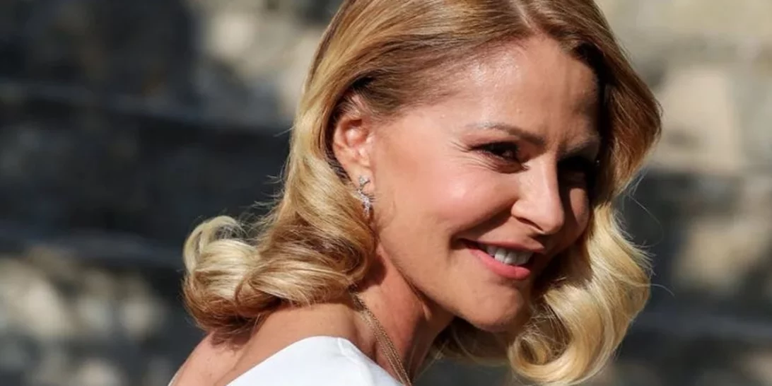 Η Τζένη Μπαλατσινού φωτογραφίζει τον Παναγιώτη Αντώνιο στην Πάτμο