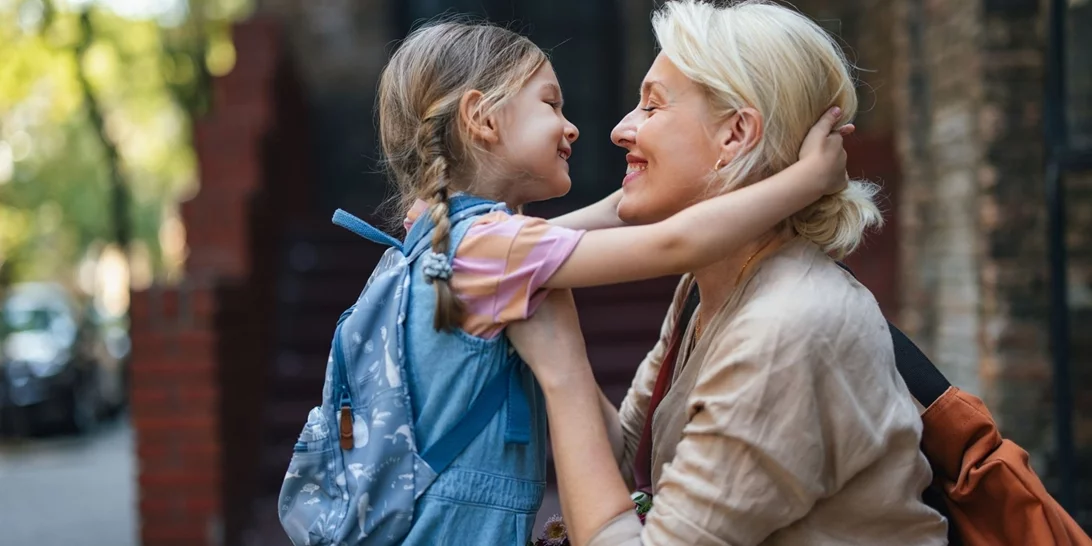 Πώς θα βοήθησεις το μικρό παιδί να σου μιλήσει για τη μέρα του στο σχολείο