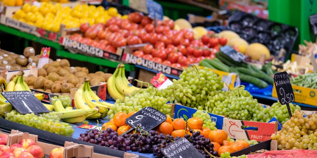 Αγίου Πνεύματος: Τι ισχύει για καταστήματα, σούπερ μάρκετ, φαρμακεία, τράπεζες