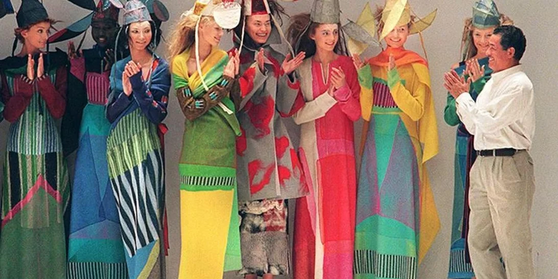 Πέθανε ο Issey Miyake | Ποιος ήταν ο Ιάπωνας σχεδιαστής που δεν σταμάτησε ποτέ να καινοτομεί