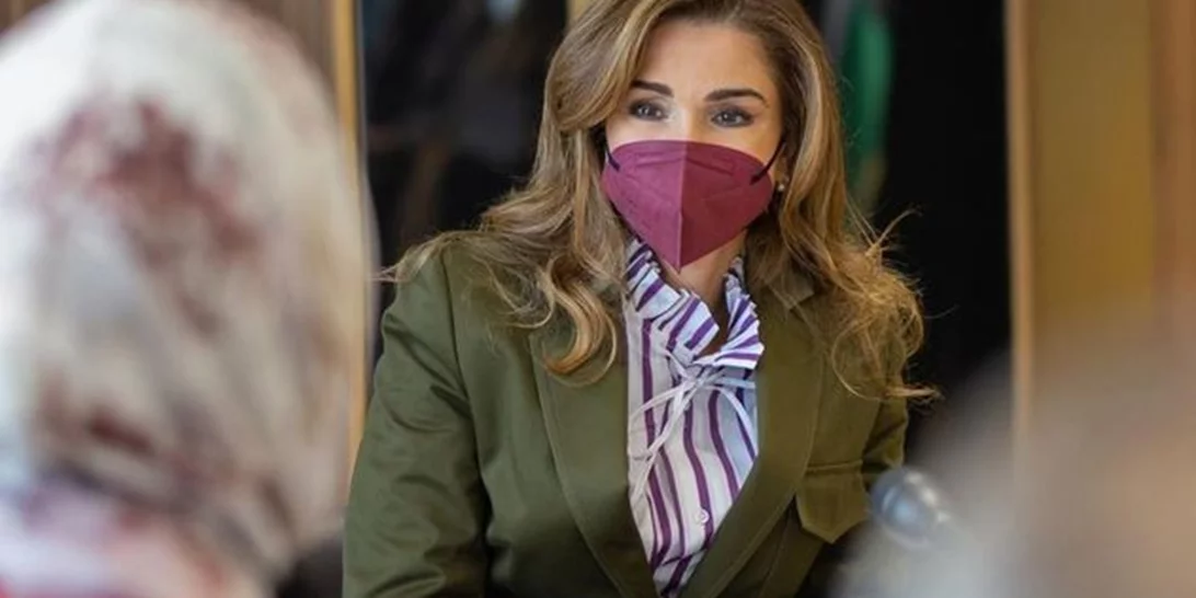 Η βασίλισσα Ράνια εμφανίστηκε με χακί κοστούμι και δημιούργησε το τέλειο office look