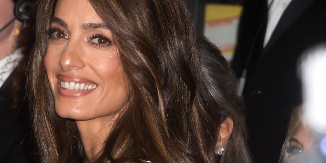 Safari Waves | Το ανάλαφρο χτένισμα της Amal Clooney χαρίζει πλούσιο όγκο ακόμα και στα πιο λεπτά μαλλιά