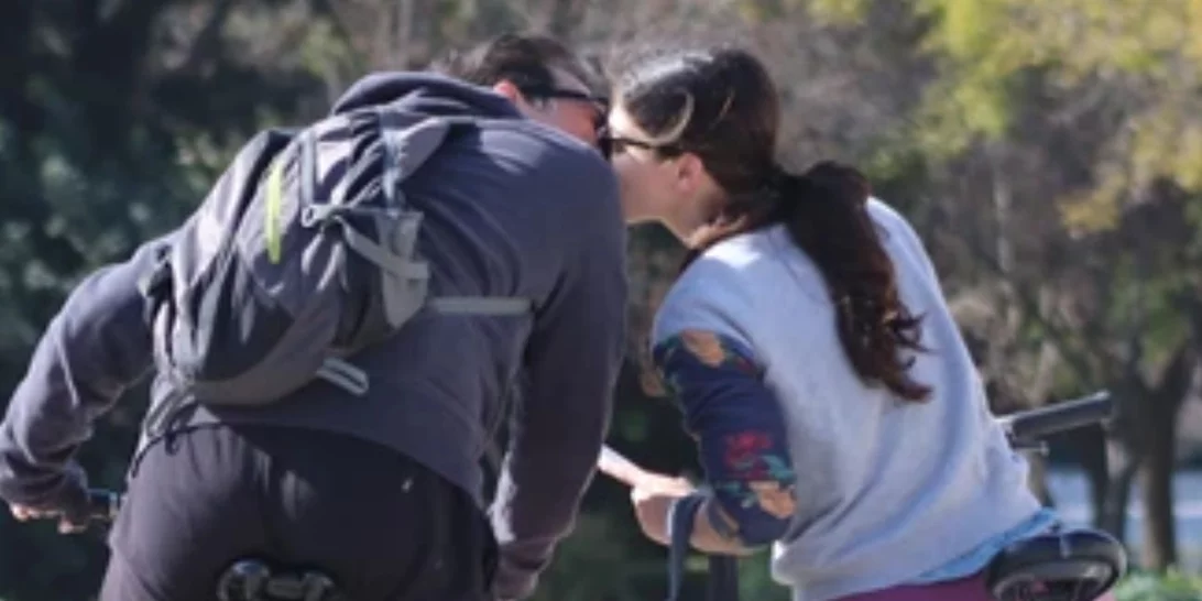 Κωνσταντίνος Καζάκος | Τα δημόσια φιλιά με την 23χρονη σύντροφό του