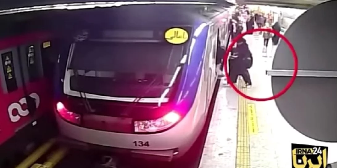 Ιράν | Εγκεφαλικά νεκρή η 16χρονη Αρμίτα που ξυλοκοπήθηκε από τις αρχές για τη μαντήλα της