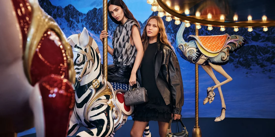 Η εορταστική καμπάνια της Louis Vuitton είναι ένα ταξίδι με carousel