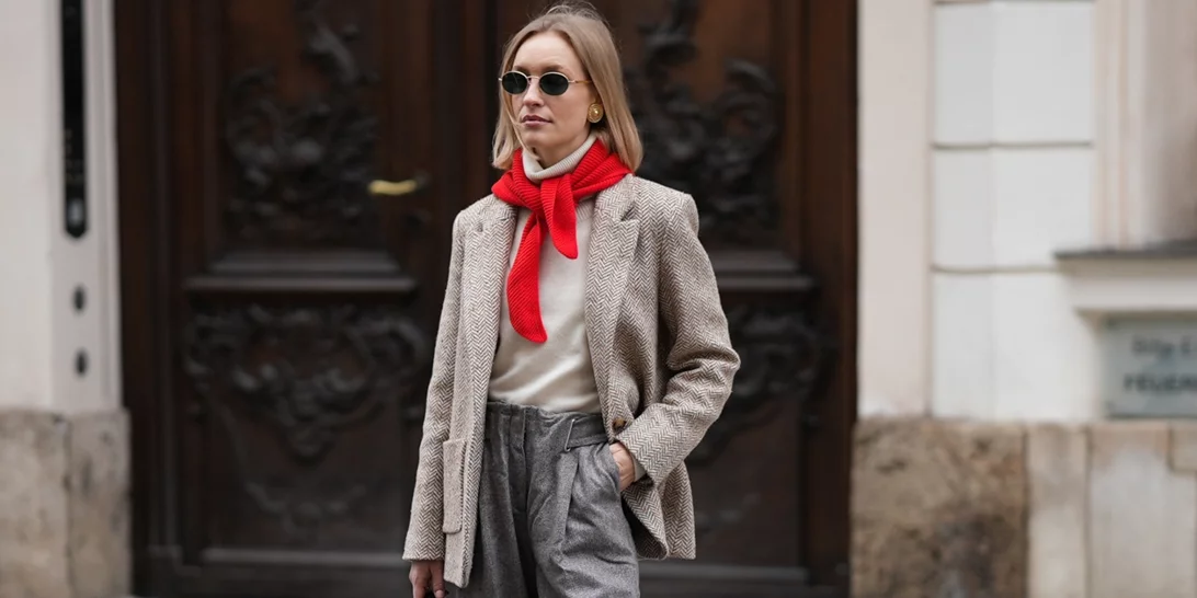Φέτος τον χειμώνα, ξέχνα τα κλασικά κασκόλ | Αυτό το αξεσουάρ φορούν οι fashionistas
