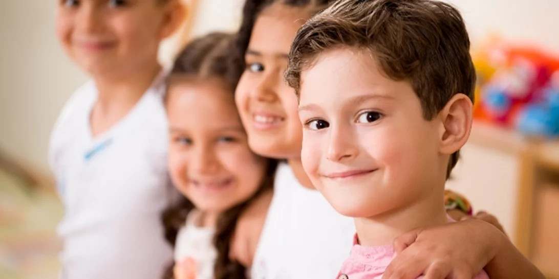 5 βήματα για να βοηθήσουμε τα παιδιά να κάνουν φίλους στο νέο τους σχολείο