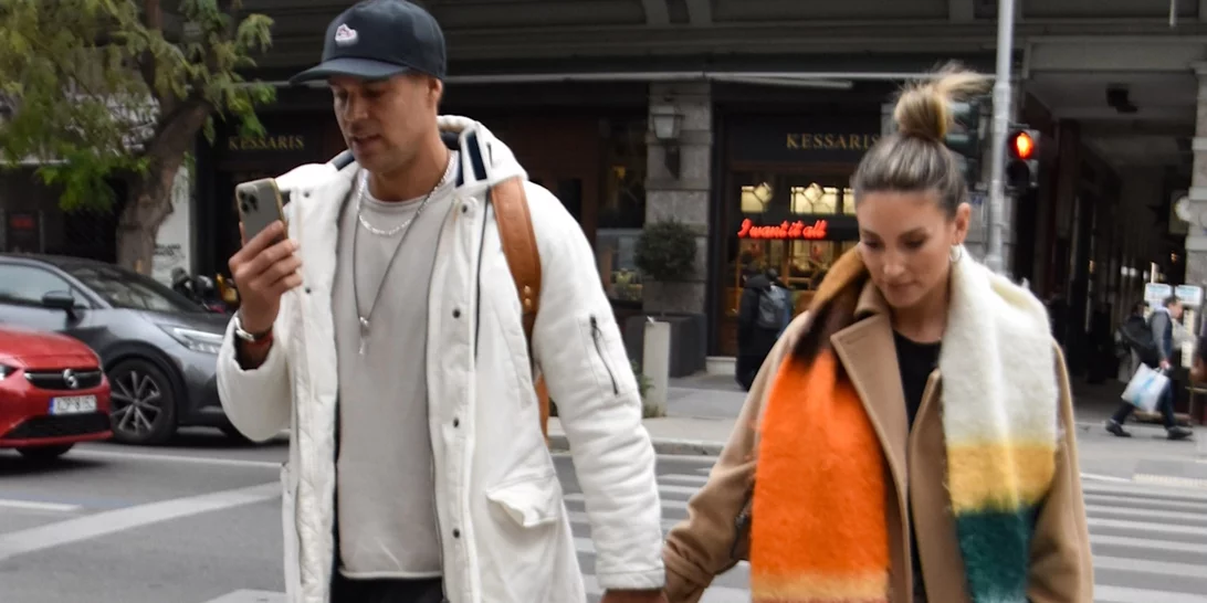 Αθηνά Οικονομάκου - Μπρούνο Τσερέλα | Πιασμένοι χέρι χέρι στο κέντρο της Αθήνας