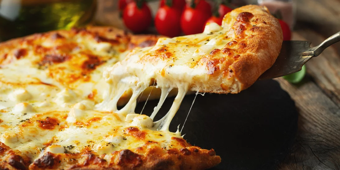 Βραδιά για pizza με φίλους | Δες πώς να φτιάξεις το πιο εύκολο ζυμάρι με 2 μόνο υλικά