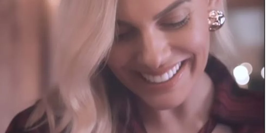 Ιωάννα Μαλέσκου | Φωτογραφίζει την 7 μηνών κόρη της στο υπέροχα στολισμένο σπίτι τους