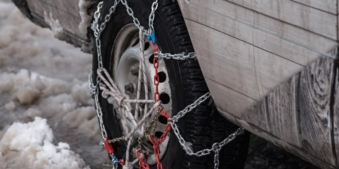 Υποχρεωτικές οι αντιολισθητικές αλυσίδες από σήμερα το βράδυ στην Αττική - Χιονίζει στα ορεινά της Εύβοιας