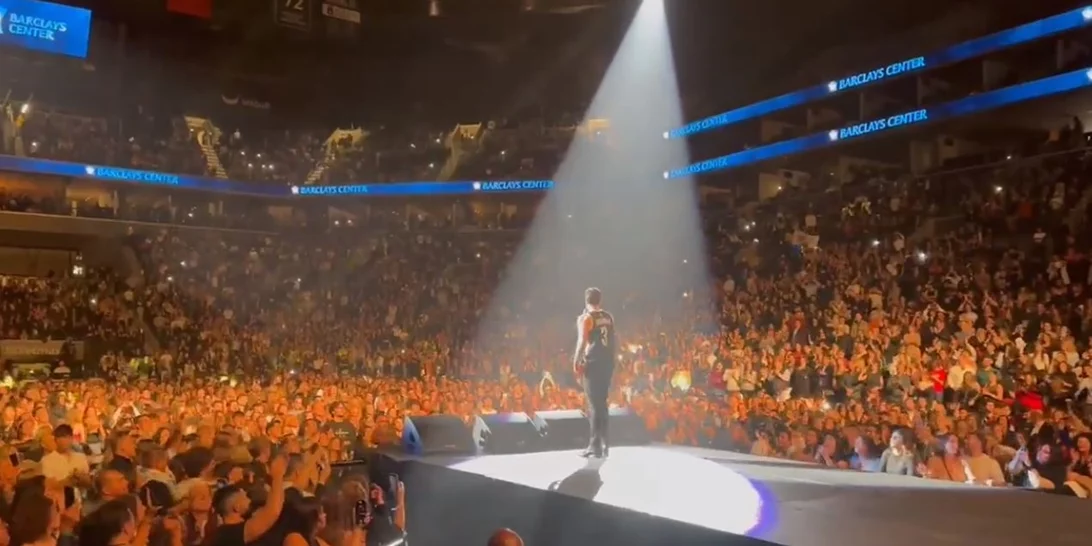 O Αργυρός είναι ο πρώτος Έλληνας που τραγούδησε στο "Barclays Center" στη Νέα Υόρκη - Με μπασκετική φανέλα στη σκηνή
