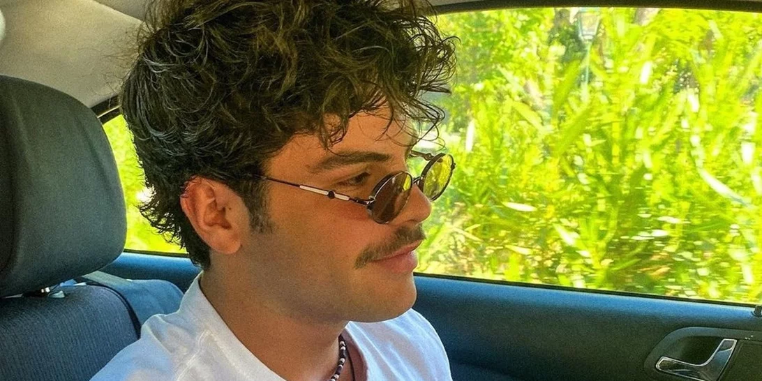 Με baggy jeans και φούτερ με κουκούλα | Η street style εμφάνιση του Άγγελου Λάτσιου