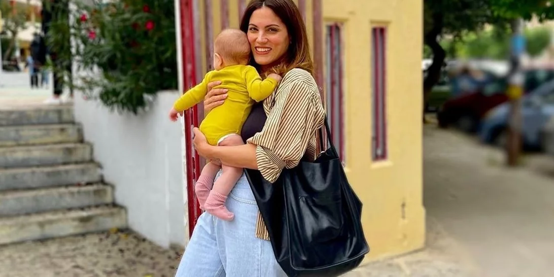 Mini fashion icon η Ολίβια Στρατή | Με πουά τζιν μπουφανάκι στην παιδική χαρά