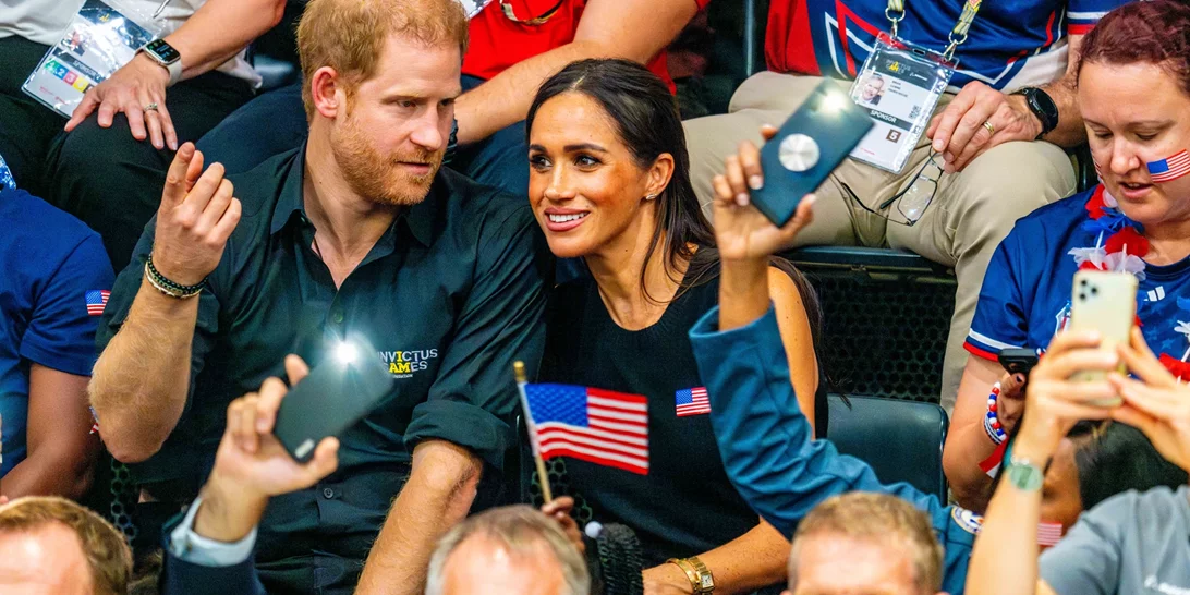 Meghan Markle | Το κόκκινο φόρεμα και ο λόγος που το επέλεξε για τη δεύτερη μέρα στη Νιγηρία