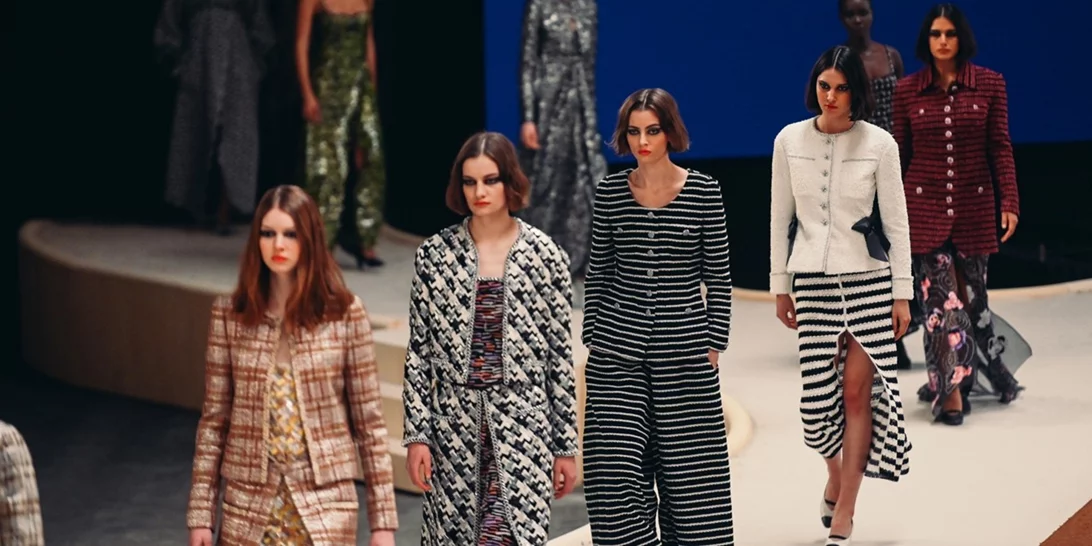 Βολάν, κρόσσια και δαντέλα | Οι τάσεις που ξεχωρίσαμε από την Haute Couture SS22 του οίκου Chanel