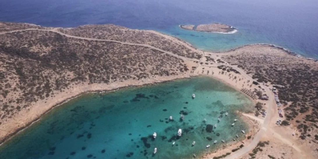 Αμοργός: Το απέραντο γαλάζιο που αντιστέκεται στην τουριστική κάμψη και διατηρεί την αυθεντικότητά του