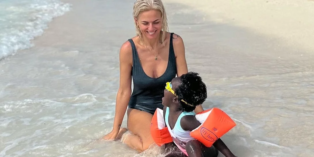 Η Χριστίνα Κοντοβά και η κόρη της, Ada, απολαμβάνουν τις διακοπές τους στη Λήμνο (φωτό)