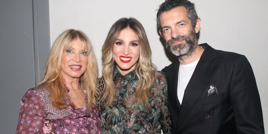 Αθηνά Οικονομάκου | Ο Φίλιππος Μιχόπουλος και η μητέρα της στη θεατρική της πρεμιέρα