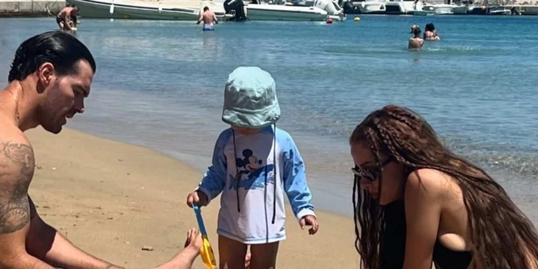 Ελένη Φουρέιρα & Αλμπέρτο Μποτία με τα κουβαδάκια στην αμμουδιά | Η νέα φωτογραφία με τον Ερμή της