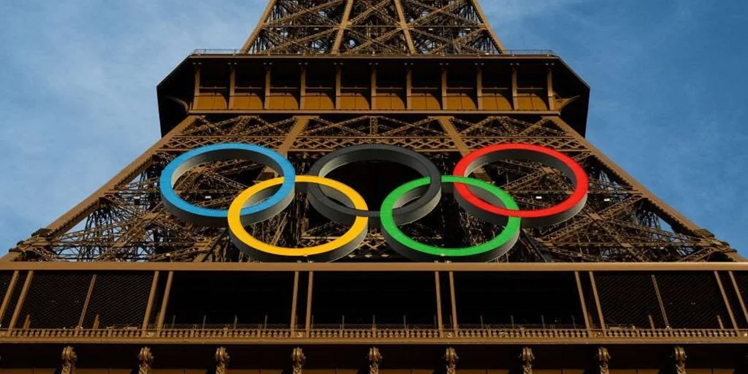 Η τελετή λήξης των Ολυμπιακών Αγώνων ξεκίνησε | Eμμανουήλ Καραλής και Ευαγγελία Πλατανιώτη με την Ελληνική σημαία