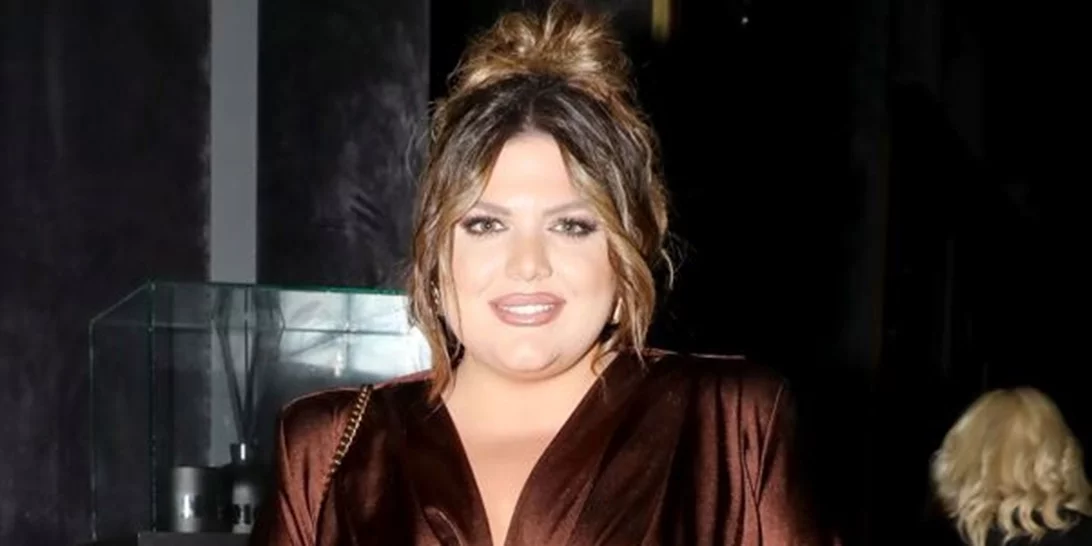 Δανάη Μπάρκα | Στη Μαρινέλλα με καφέ σατέν φόρεμα που "αγκάλιασε" τις καμπύλες της