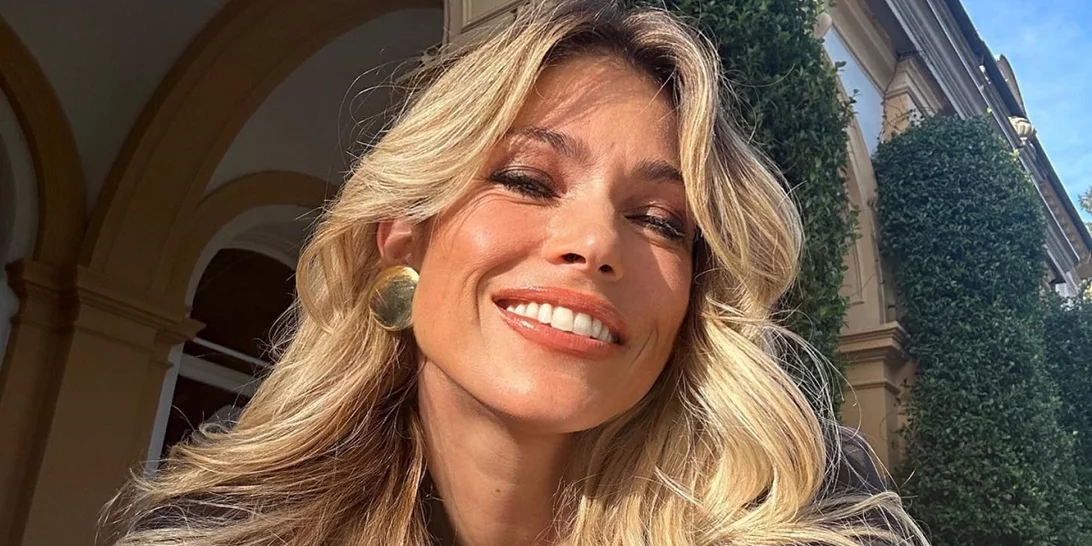 Το lip gloss με υαλουρονικό οξύ που λατρεύει η Βάσια Κωσταρά μεγαλώνει (φυσικά) τον όγκο των χειλιών