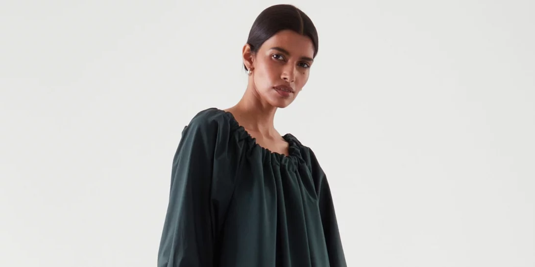 Αυτό το φόρεμα από το Cos είναι το απόλυτο must have του καλοκαιριού -και όχι μόνο