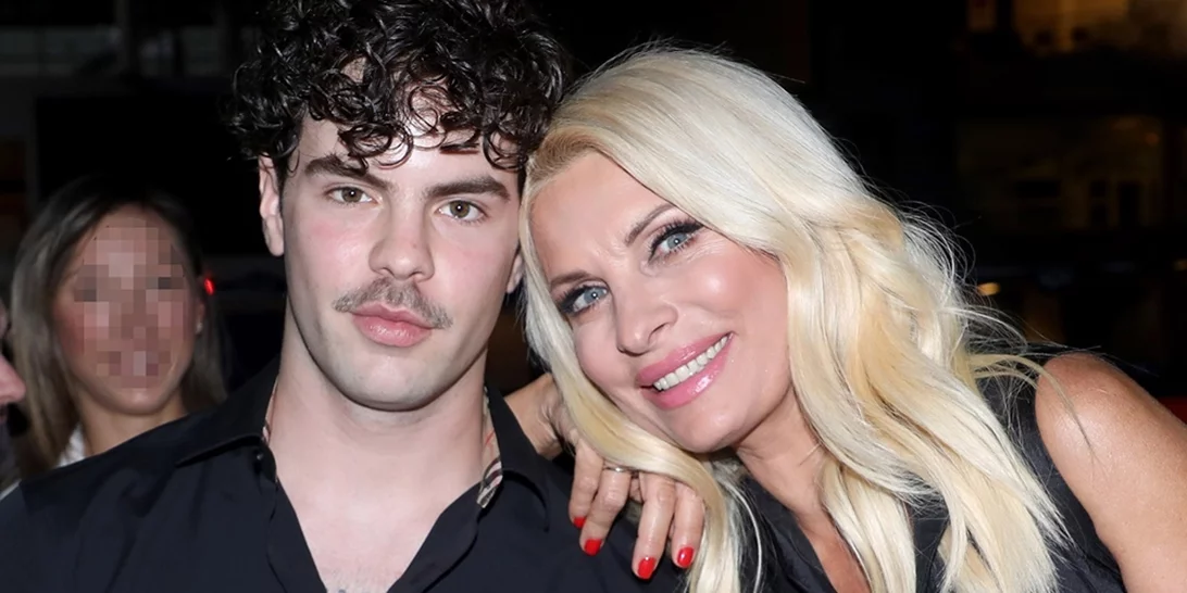 Καλεσμένη σε γάμο με τον Άγγελο της | Η Ελένη Μενεγάκη με ροζ neon φόρεμα και τη μητέρα στο πλευρό της