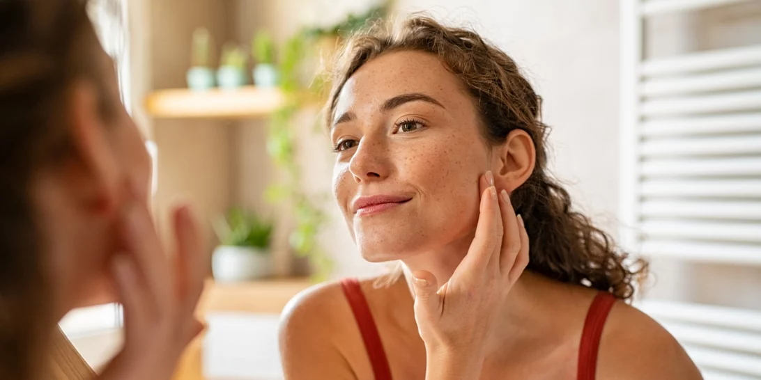 Πώς να δημιουργήσεις φακίδες στην επιδερμίδα σου με προϊόντα μακιγιάζ που σίγουρα έχεις στη συλλογή σου