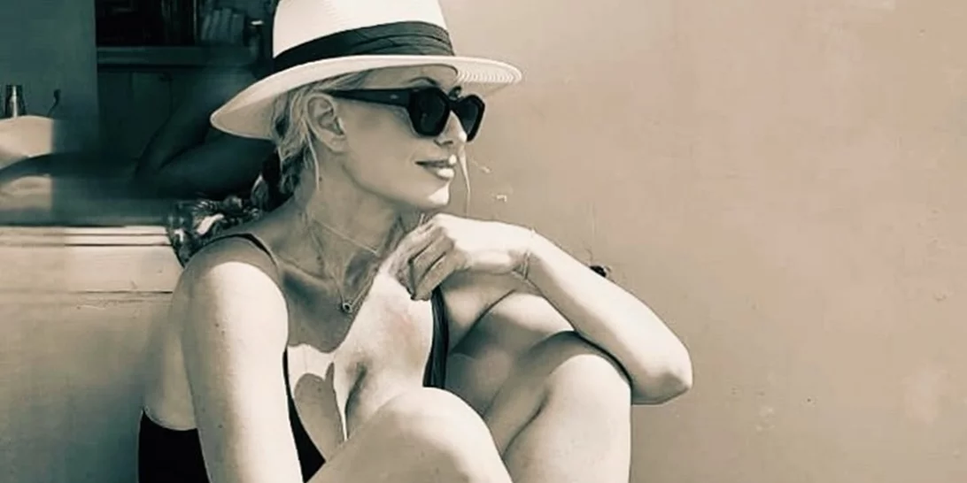 H Μαρία Mπακοδήμου κολυμπάει στη γαλάζια σπηλιά στο Καστελόριζο