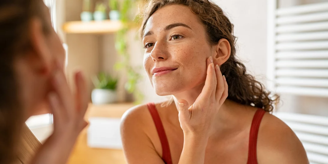 Το spray με αλατόνερο που έχει γίνει viral στο TikTok για την αντιμετώπιση της ακμής