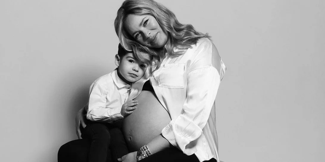 Η Anita Brand κρατάει αγκαλιά τα δύο παιδιά της και είναι πιο ευτυχισμένη από ποτέ