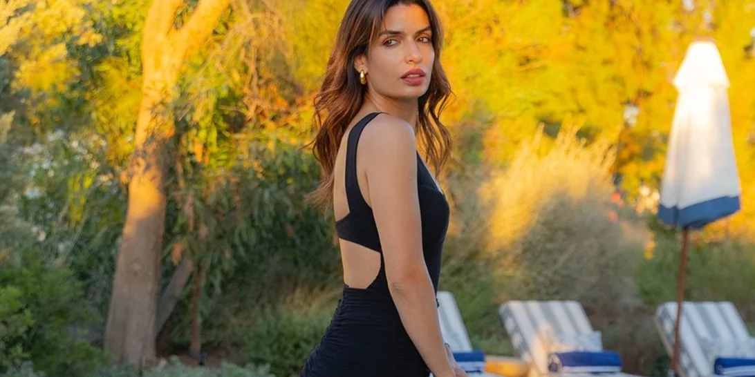 Η Τόνια Σωτηροπούλου με το ιδανικό μίνι φλοράλ φόρεμα για το νησί