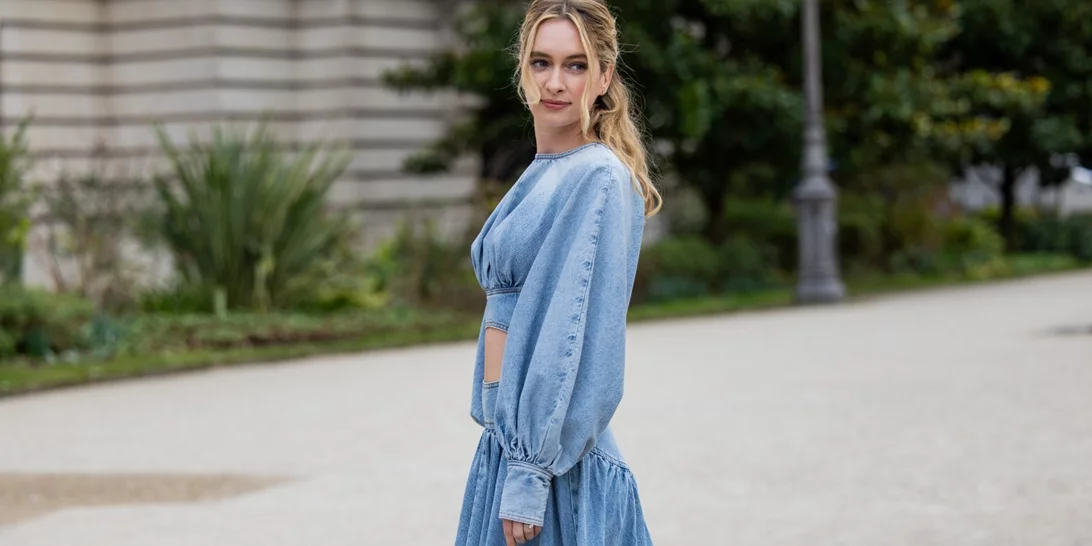 Με ποια παπούτσια ταιριάζουν καλύτερα τα denim φορέματα