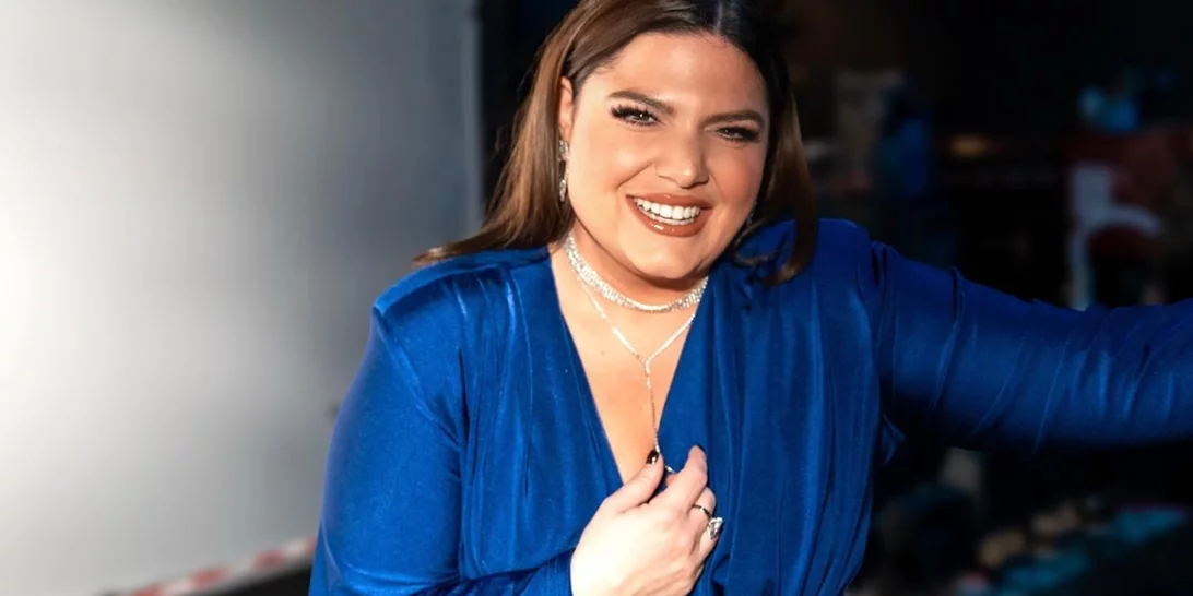 Η Δανάη Μπάρκα με το πουκάμισο που μας κάνει να ανυπομονούμε για την άνοιξη