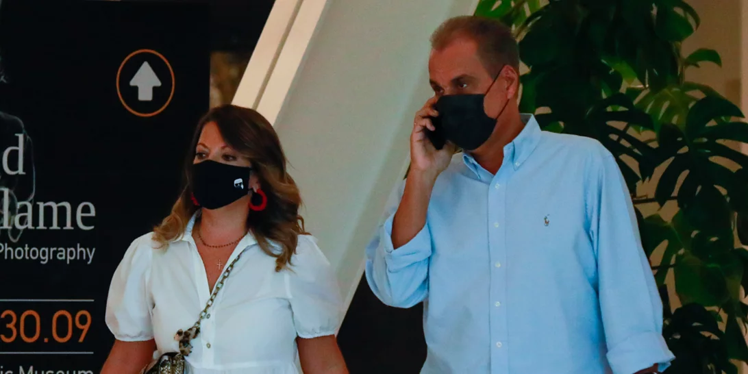 Νίκος Στραβελάκης | Σπάνια έξοδος του παρουσιαστή με τη σύζυγο και τον γιο του