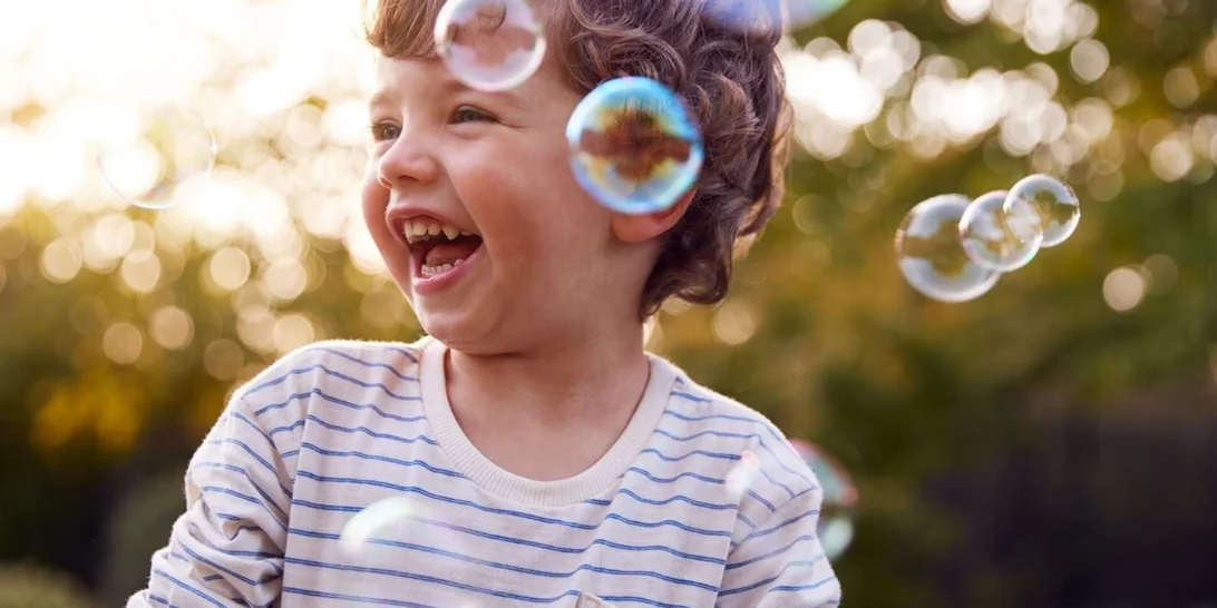 20 φράσεις που βοηθούν το παιδί να νιώσει πως το αγαπάμε